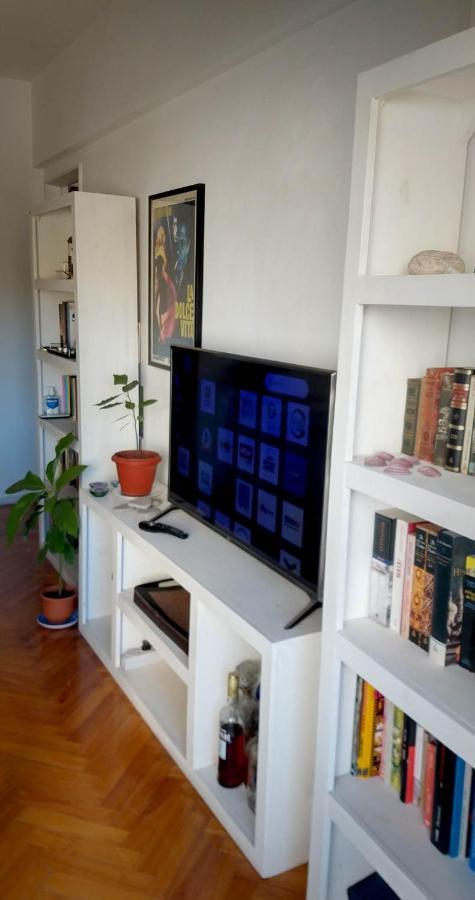Appartamento Depto 2 Ambientes Muy Luminoso Con Wifi Y Vista A La Plaza Buenos Aires Esterno foto