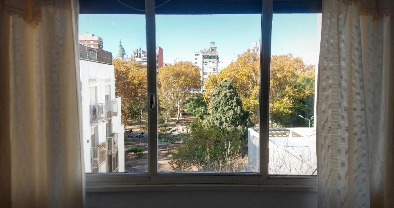 Appartamento Depto 2 Ambientes Muy Luminoso Con Wifi Y Vista A La Plaza Buenos Aires Esterno foto